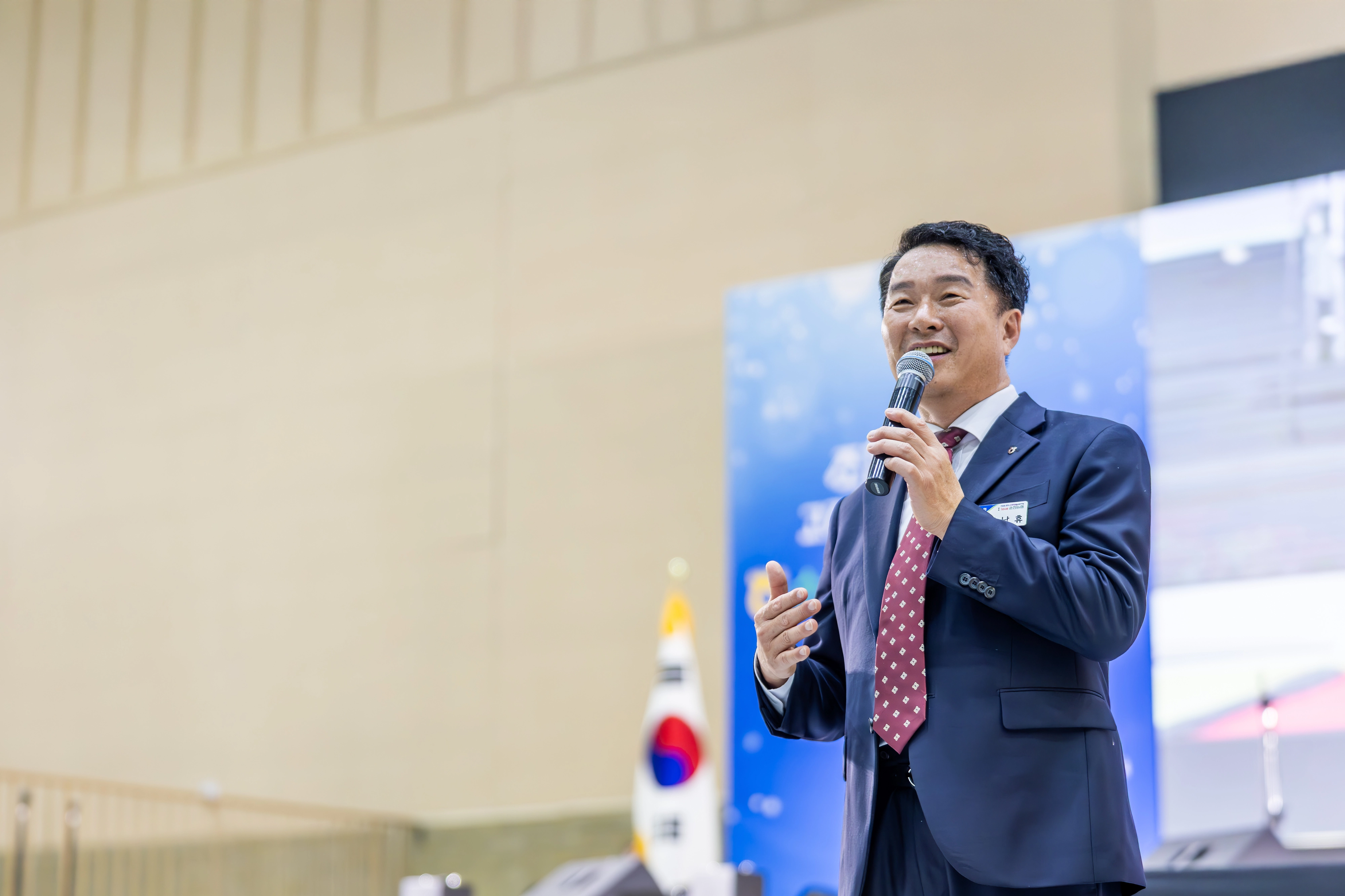 최남휴 조합장이 ‘2025 조합원 화합 한마당’ 행사에서 개회사를 하고 있다.