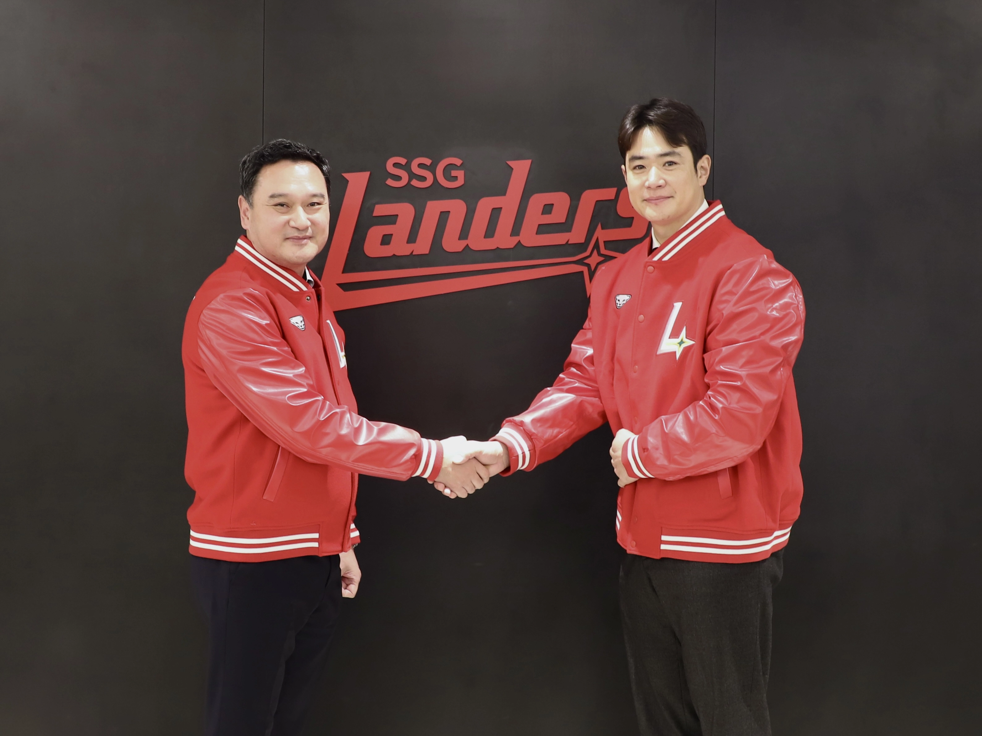 5일 SSG 랜더스와 계약한 뒤 김재섭 SSG 대표이사와 악수하는 김재환. SSG 랜더스 제공