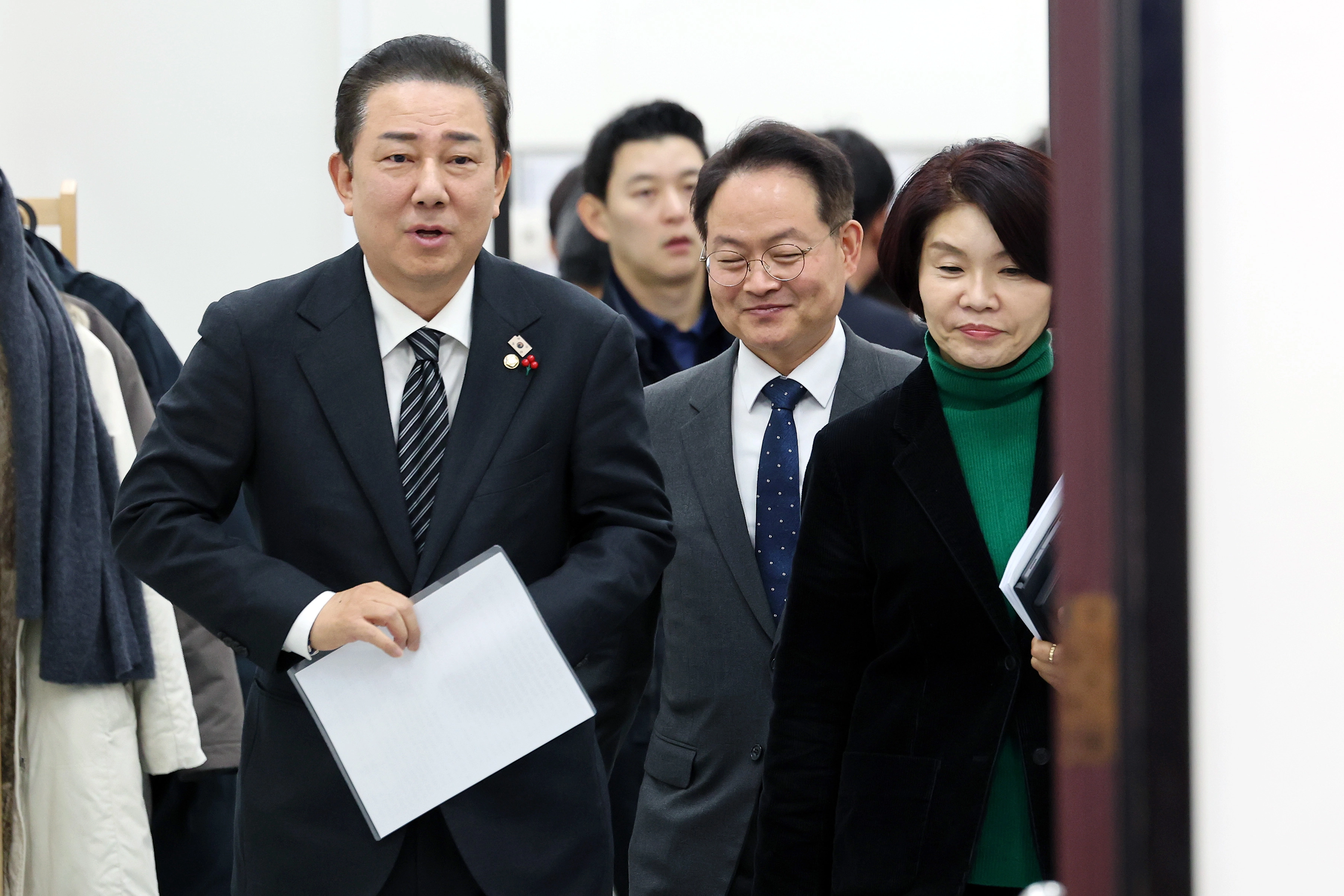 정책조정회의 입장하는 김병기 원내대표  김병기 더불어민주당 원내대표가 지난 4일 국회에서 열린 정책조정회의에 참석하고 있다. 2025.12.4 연합뉴스