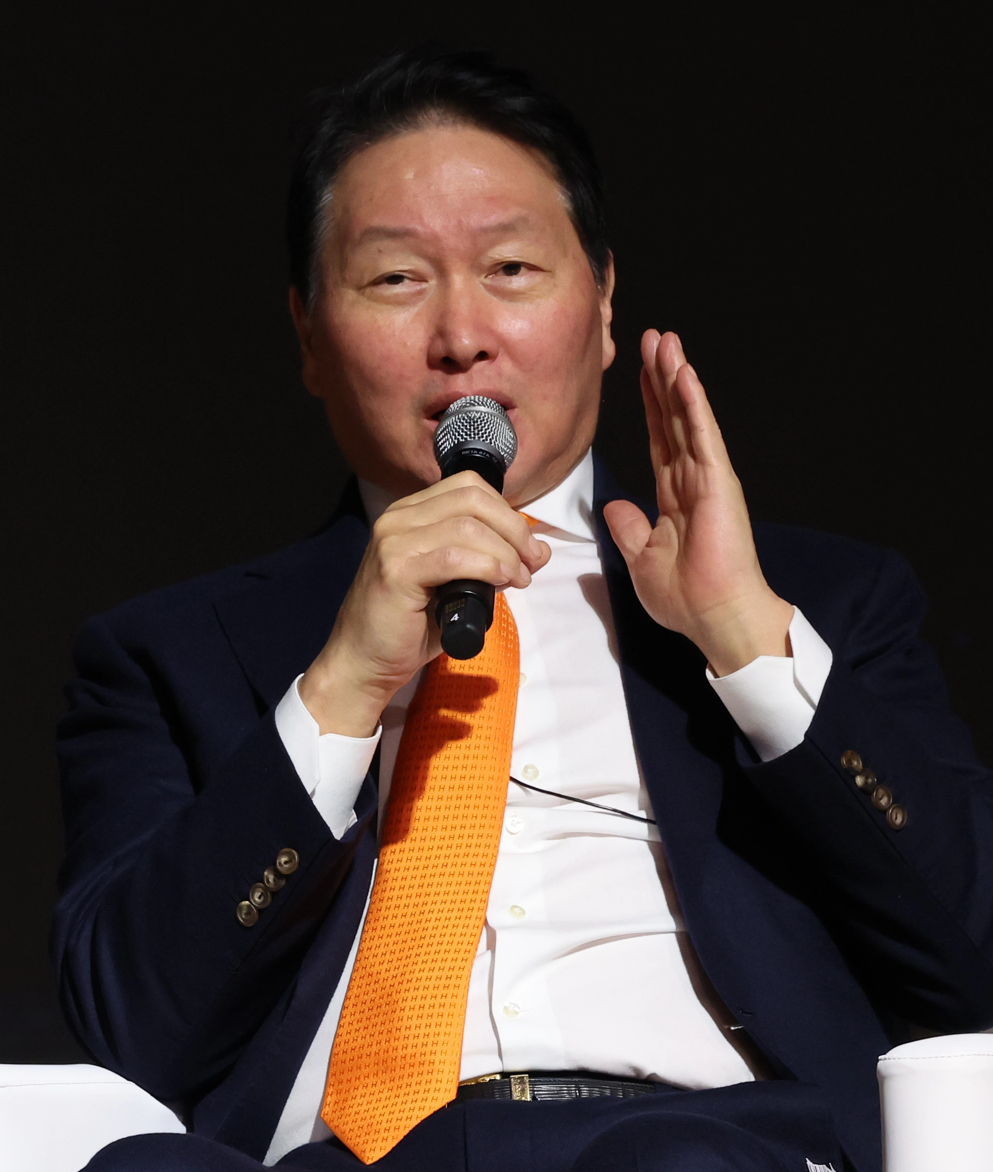 5일 서울 중구 대한상공회의소에서 열린 한국은행, 대한상공회의소 공동주최 ‘AI 기반의 성장과 혁신’ 세미나에서 최태원 대한상공회의소 회장이 특별대담을 하고 있다. 연합뉴스