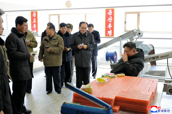 북한 조선중앙통신은 김정은 북한 국무위원장이 3일 준공을 앞둔 평안남도 신양군과 북창군, 은산군 등의 지방공업공장을 찾아 실태를 현지료해(파악)했다고 5일 보도했다.2025.12.5   평양 조선중앙통신 연합뉴스