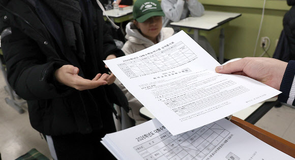 2026학년도 대학수학능력시험(수능) 성적표 배부일인 5일 대구여자고등학교 3학년 교실에서 수험생들이 수능 성적표를 받고 있다. 2025.12.5 연합뉴스