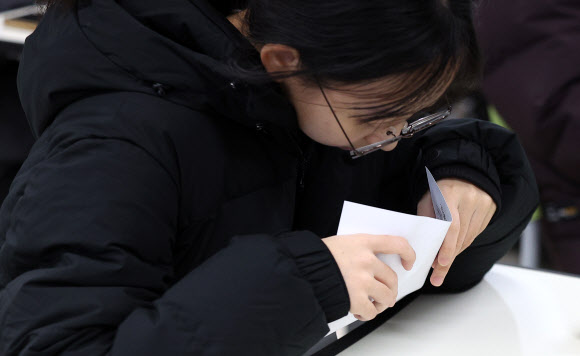 2026학년도 대학수학능력시험(수능) 성적표 배부일인 5일 대구여자고등학교 3학년 교실에서 수험생이 수능 성적표를 확인하고 있다. 2025.12.5 연합뉴스