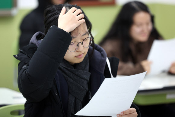 2026학년도 대학수학능력시험(수능) 성적표 배부일인 5일 대구여자고등학교 3학년 교실에서 수험생이 수능 성적표를 확인하고 있다. 2025.12.5 연합뉴스