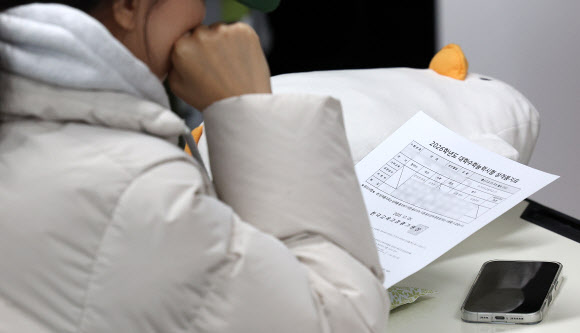 2026학년도 대학수학능력시험(수능) 성적표 배부일인 5일 대구여자고등학교 3학년 교실에서 수험생이 수능 성적표를 확인하고 있다. 2025.12.5 연합뉴스