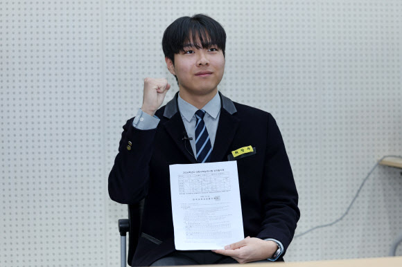 2026학년도 수능 성적표가 배부되는 5일 광주 서구 화정동 서석고등학교에서 만점자 재학생 최장우군이 기념사진을 찍고 있다. 2025.12.5  연합뉴스
