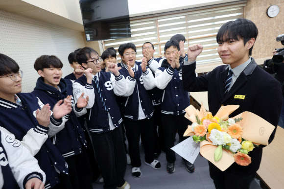 2026학년도 수능 성적표가 배부되는 5일 광주 서구 화정동 서석고등학교에서 만점자 재학생 최장우군이 학생회 후배들로부터 수능 만점 축하를 받고 있따. 2025.12.5  연합뉴스