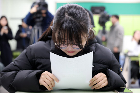 2026학년도 대학수학능력시험(수능) 성적표가 배부된 5일 서울 광진구 광남고등학교에서 고3 수험생들이 성적표를 확인하고 있다. 2025.12.5  공동취재