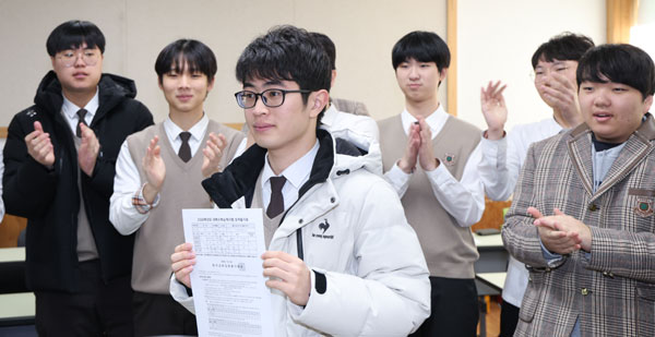 2026학년도 대학수학능력시험 성적표 배부일인 5일 전북 전주시 한일고등학교에서 수능 만점자 이하진 학생이 친구들의 축하를 받고 있다. 2025.12.5 뉴스1