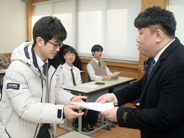 2026학년도 대학수학능력시험 성적표 배부일인 5일 전북 전주시 전주한일고등학교에서 수능 만점자 이하진(왼쪽) 학생이 선생님에게 성적표를 받고 있다. 2025.12.05.  뉴시스