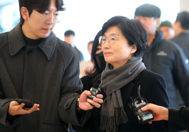 김건희 여사에게 부정한 청탁과 함께 로저비비에 클러치백을 선물했다는 의혹을 받는 국민의힘 김기현 의원의 배우자 이모씨가 5일 서울 종로구 KT광화문빌딩 웨스트에 마련된 김건희 여사 관련 의혹을 수사하는 민중기 특별검사 사무실에 출석하고 있다.  2025.12.05. 뉴시스