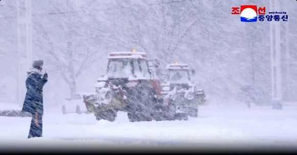 지난 4일 평양에 첫눈이 내린 가운데 제설 차량들이 시내 도로 위 눈을 치우고 있다. 이날 평양 지역 강설량은 평균 9cm를 기록했다고 조선중앙통신이 5일 보도했다. 2025.12.5  평양 조선중앙통신 연합뉴스