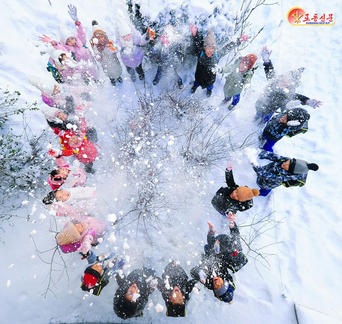 북한 노동당 기관지 노동신문은 5일 수도 평양에 첫눈이 내렸다는 소식을 전했다. 평양 노동신문 뉴스1