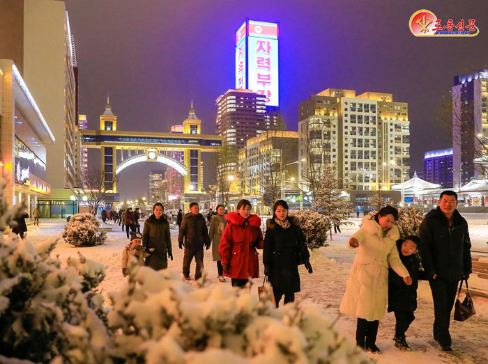 북한 노동당 기관지 노동신문은 5일 수도 평양에 첫눈이 내렸다는 소식을 전했다. 평양 노동신문 뉴스1