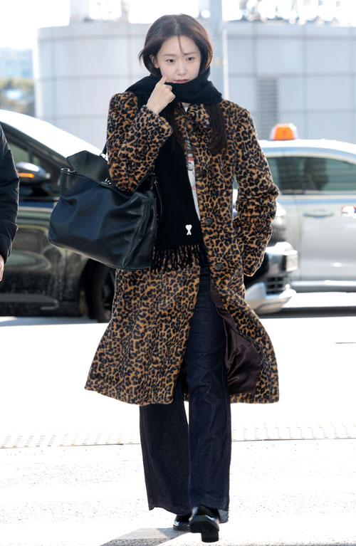 가수 겸 배우 윤아가 해외 일정을 위해 5일 인천국제공항을 통해 대만으로 출국하고 있다. 2025.12.5 뉴스1