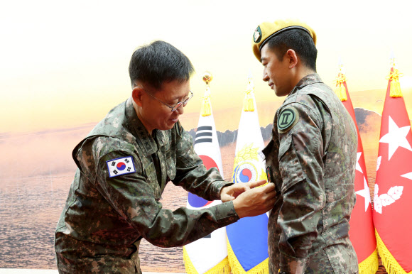 김규하 육군참모총장이 5일 충남 계룡대 무궁화회관에서 열린 ‘2025년 최정예 300전투원 시상식’에서 최정예 300전투원에 선발된 인원에게 휘장을 수여하고 있다. 2025.12.5  육군 제공