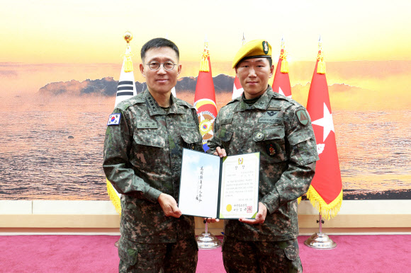 김규하 육군참모총장이 5일 충남 계룡대 무궁화회관에서 열린 ‘2025년 최정예 300전투원 시상식’에서 최정예 300전투원에 선발된 인원에게 황금색 베레모와 휘장, 상장을 수여하고 기념 촬영하고 있다. 2025.12.5  육군 제공