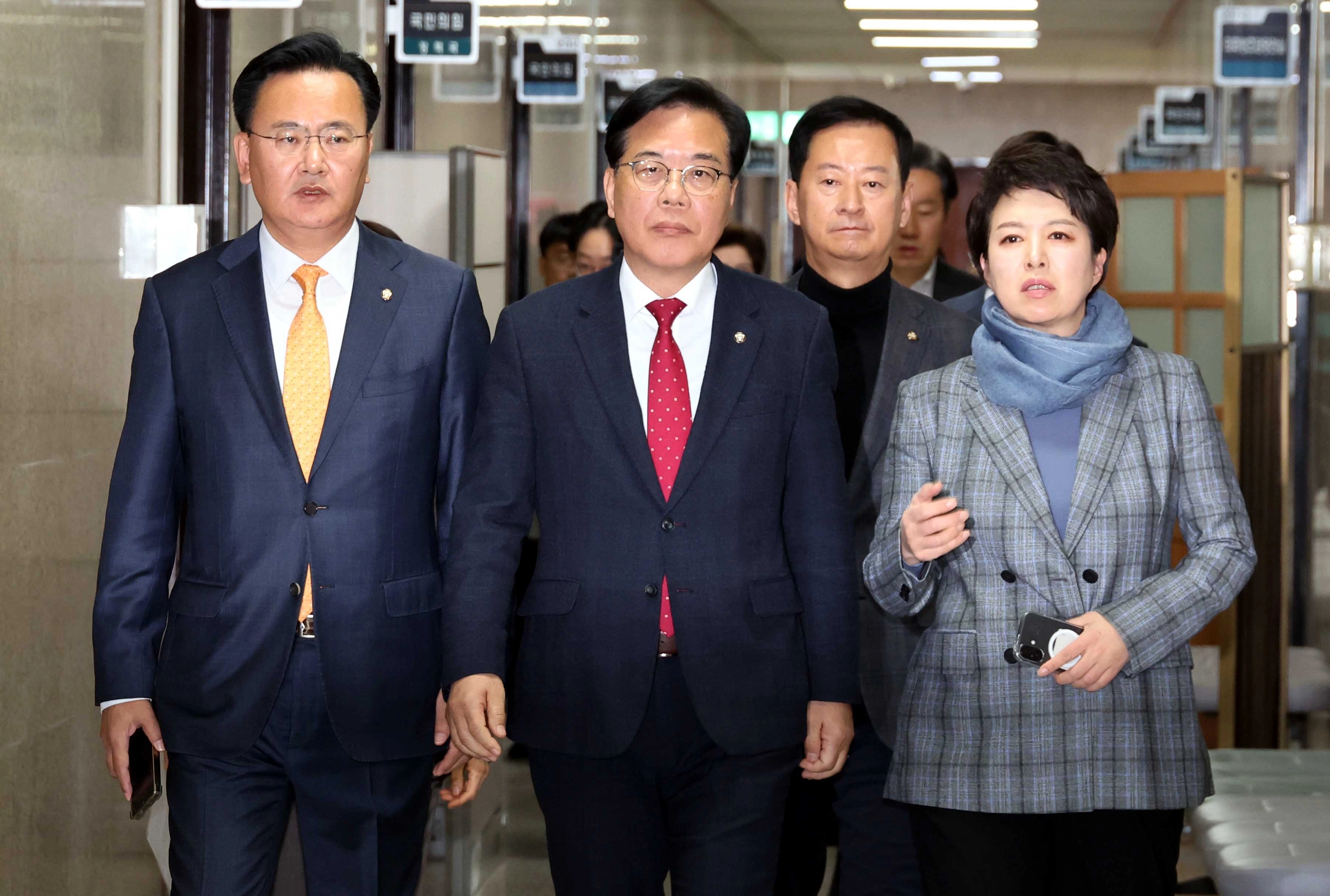 송언석 원내대표, ‘무거운 마음으로’  송언석 국민의힘 원내대표가 3일 서울 여의도 국회에서 열린 계엄 1주년 관련 기자간담회에 참석하고 있다. 2025.11.03 뉴시스
