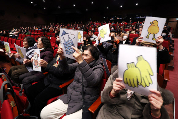 지난 5일 오후 서울 마포구 마포아트센터에서 열린 일성여자중고등학교 제22회 영어말하기 대회에서 만학도들이 응원을 펼치고 있다. 2025.12.6. 연합뉴스