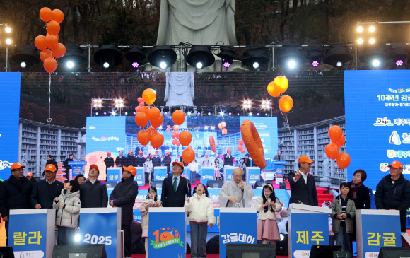 6일 강남구 봉은사에서 열린 감귤데이 10주년 기념행사에서 오영훈 제주도지사와 봉은사 주지 원명스님, 백성익 제주감귤연합회장 등이 10주년 퍼포먼스를 하고 있다. 2025.12.6 연합뉴스