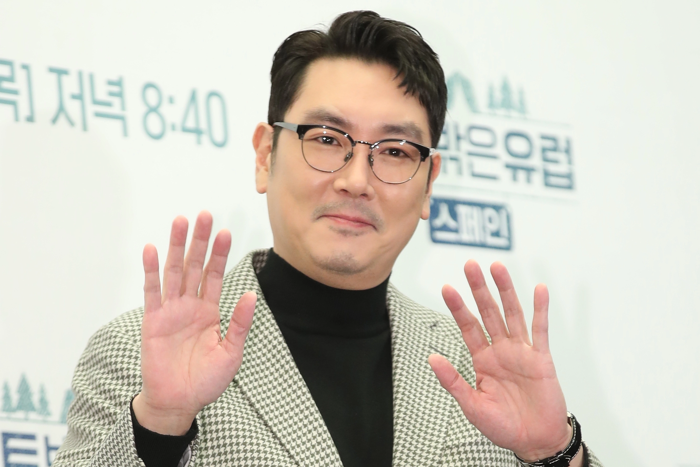 조진웅, 첫 예능 고정은 ‘텐트 밖은 유럽’  배우 조진웅이 2일 오후 서울 마포구 스탠포드호텔 상암에서 진행된 tvN 예능 프로그램 ‘텐트 밖은 유럽 - 스페인 편’(이하 텐트 밖은 유럽) 제작발표회에서 포즈를 취하고 있다. 
‘텐트 밖은 유럽 ’은 호텔 대신 캠핑장, 렌터카, 현지 마트를 이용하여 세상 자유로운 방식으로 유럽을 여행하는 프로그램이다. 2023.3.2. 뉴스1