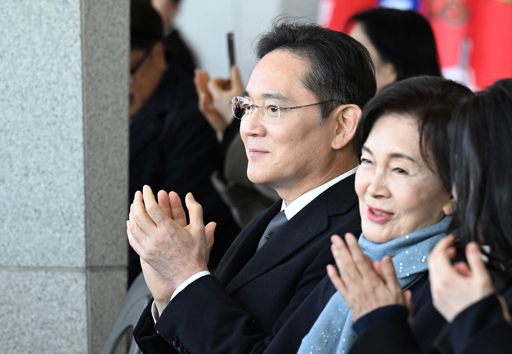 이지호 씨 임관식 참석한 삼성 일가  이재용 삼성전자 회장이 28일 경남 창원시 진해구 해군사관학교 연병장에서 열린 제139기 해군·해병대 사관후보생 수료 및 임관식에 홍라희 삼성미술관 리움 명예관장과 함께 참석해 자리하고 있다. 이날 이 회장 아들 이지호 씨가 해군 장교로 임관했다. (공동취재) 2025.11.28. 뉴시스