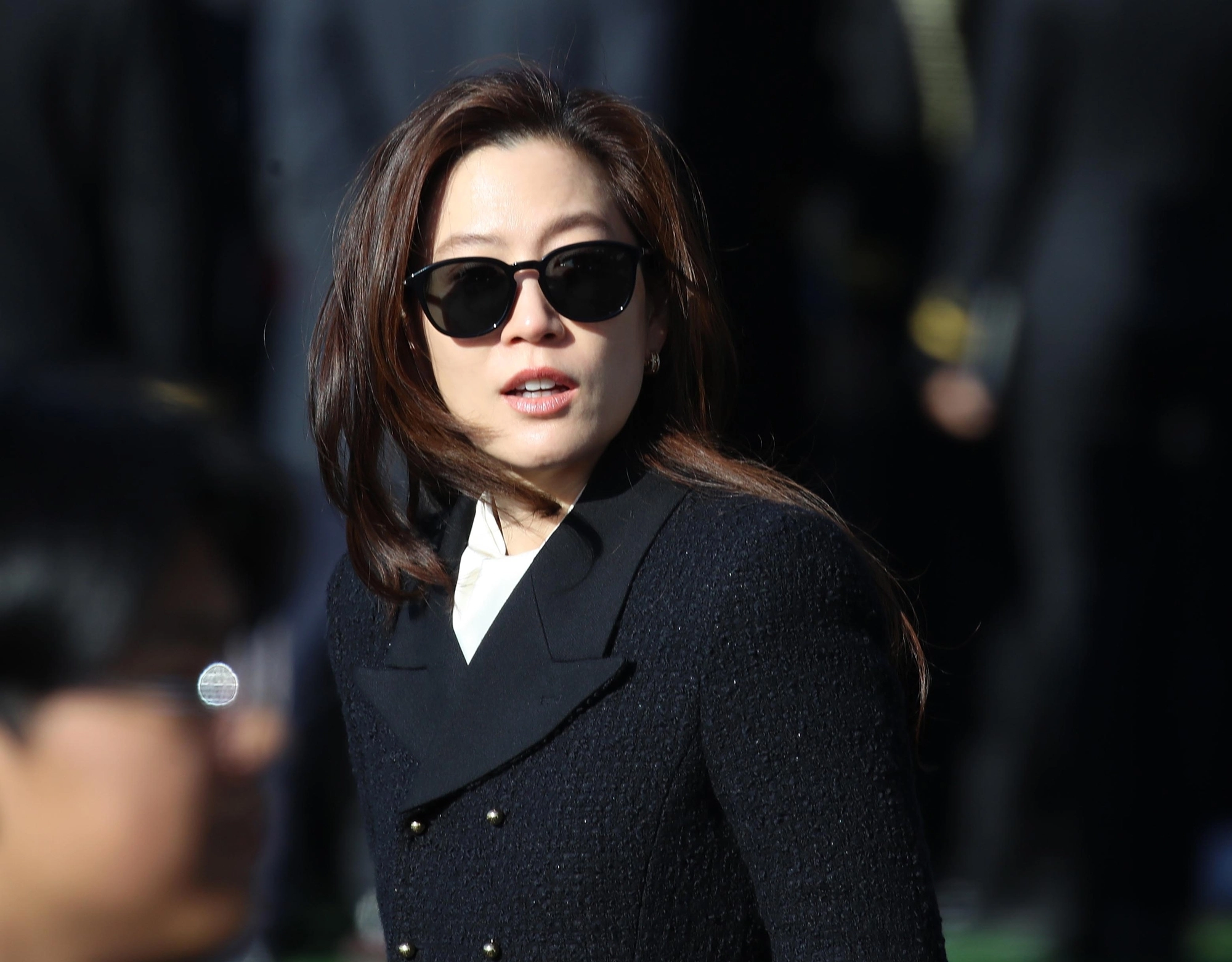 이동하는 임세령 부회장  임세령 대상홀딩스 부회장이 28일 경남 창원시 진해구 해군사관학교 연병장에서 열린 제139기 해군·해병대 사관후보생 수료 및 임관식에 참석해 장남 이지호 씨와 만나기 위해 이동하고 있다. (공동취재) 2025.11.28. 뉴시스