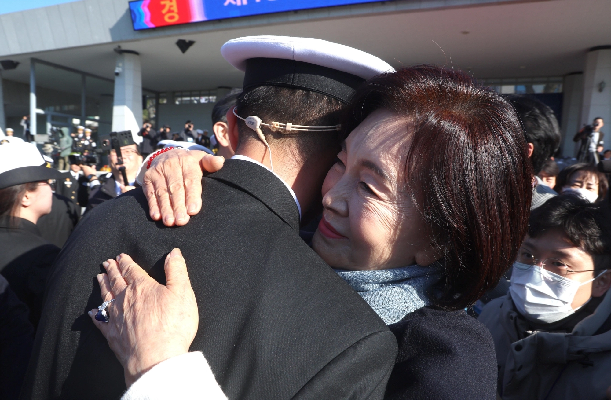 이지호 씨와 포옹하는 홍라희 명예관장  28일 오후 경남 창원시 진해구 해군사관학교 연병장에서 열린 제139기 해군·해병대 사관후보생 수료 및 임관식에서 홍라희 리움미술관 명예관장이 이지호 신임 소위와 포옹하고 있다. (공동취재) 2025.11.28. 뉴시스