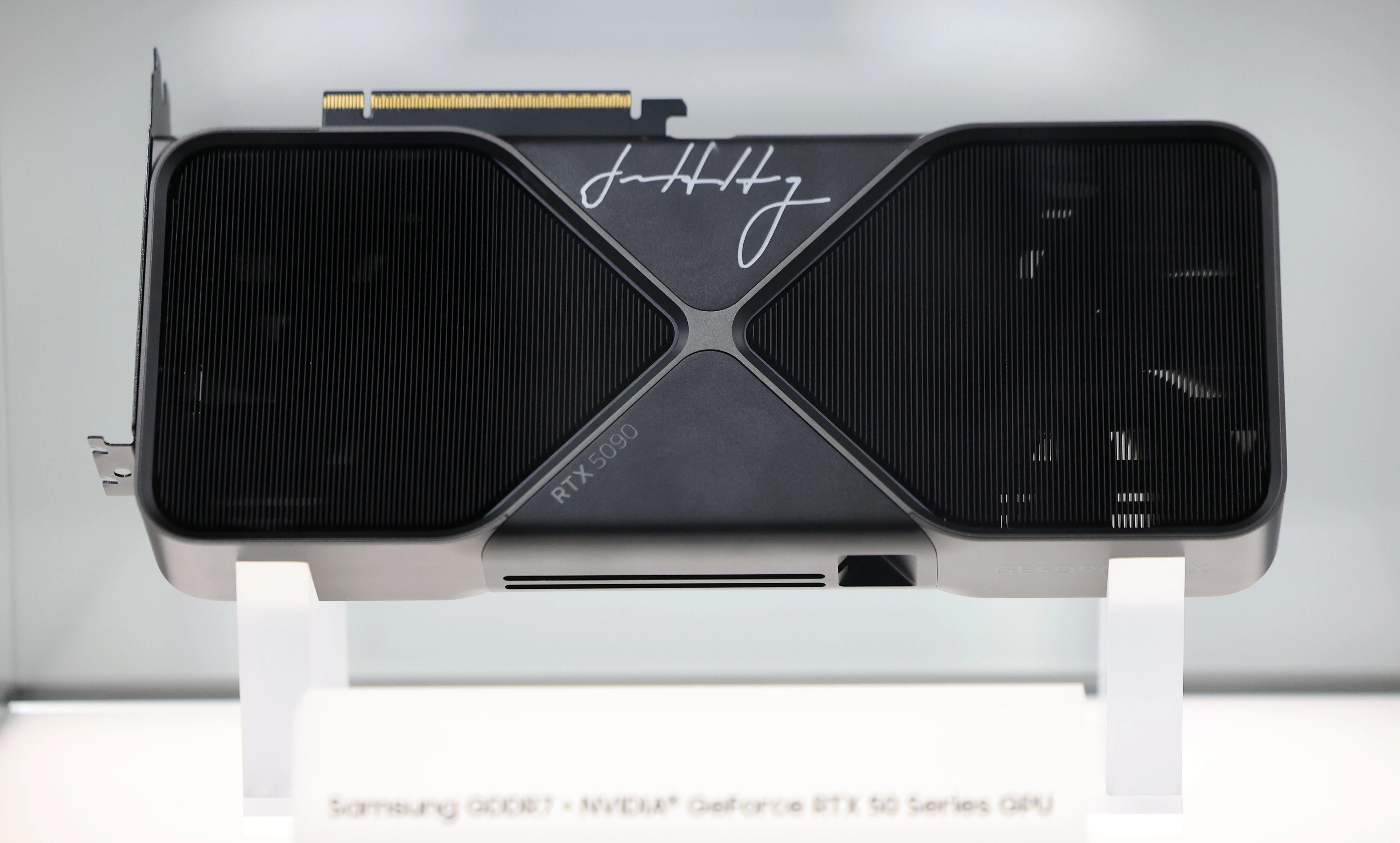 삼성전자 GDDR7 D램 탑재된 엔디비아 RTX 5090  3일 서울 강남구 코엑스에서 열린 2025 코리아 테크 페스티벌 삼성전자 부스에서 12나노미터(㎚)급 40Gbps 24Gb GDDR7 D램이 탑재된 엔디비아의 GPU RTX 5090이 전시돼있다. 상단에 젠슨 황 엔비디아 최고경영자(CEO)가 남긴 친필 사인이 보인다. 2025.12.03. 뉴시스
