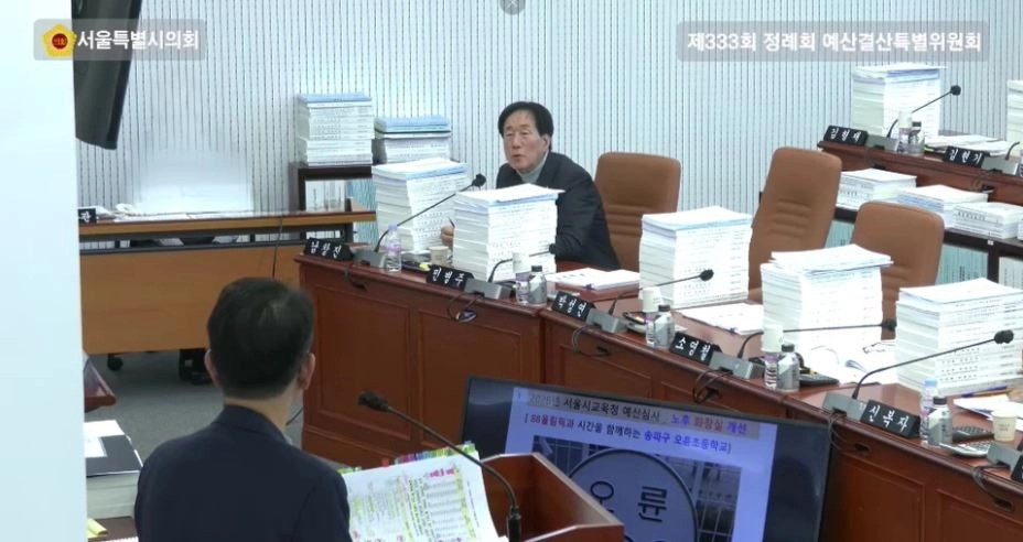 2026년 서울시교육청 예산 예산결산특별위원회 예산심사에서 기획조정실장(뒷모습)이 답변하고 있다.