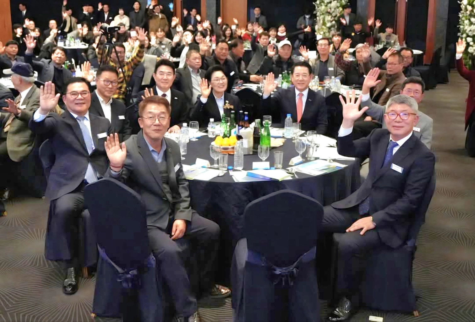 순천에코그라드호텔에서 열린 재순천 광양향우회 향우인 밤에서 김영록 전남도지사와 노관규 시장, 강문식 파루 회장 관계자들이 축하를 건네고 있다.