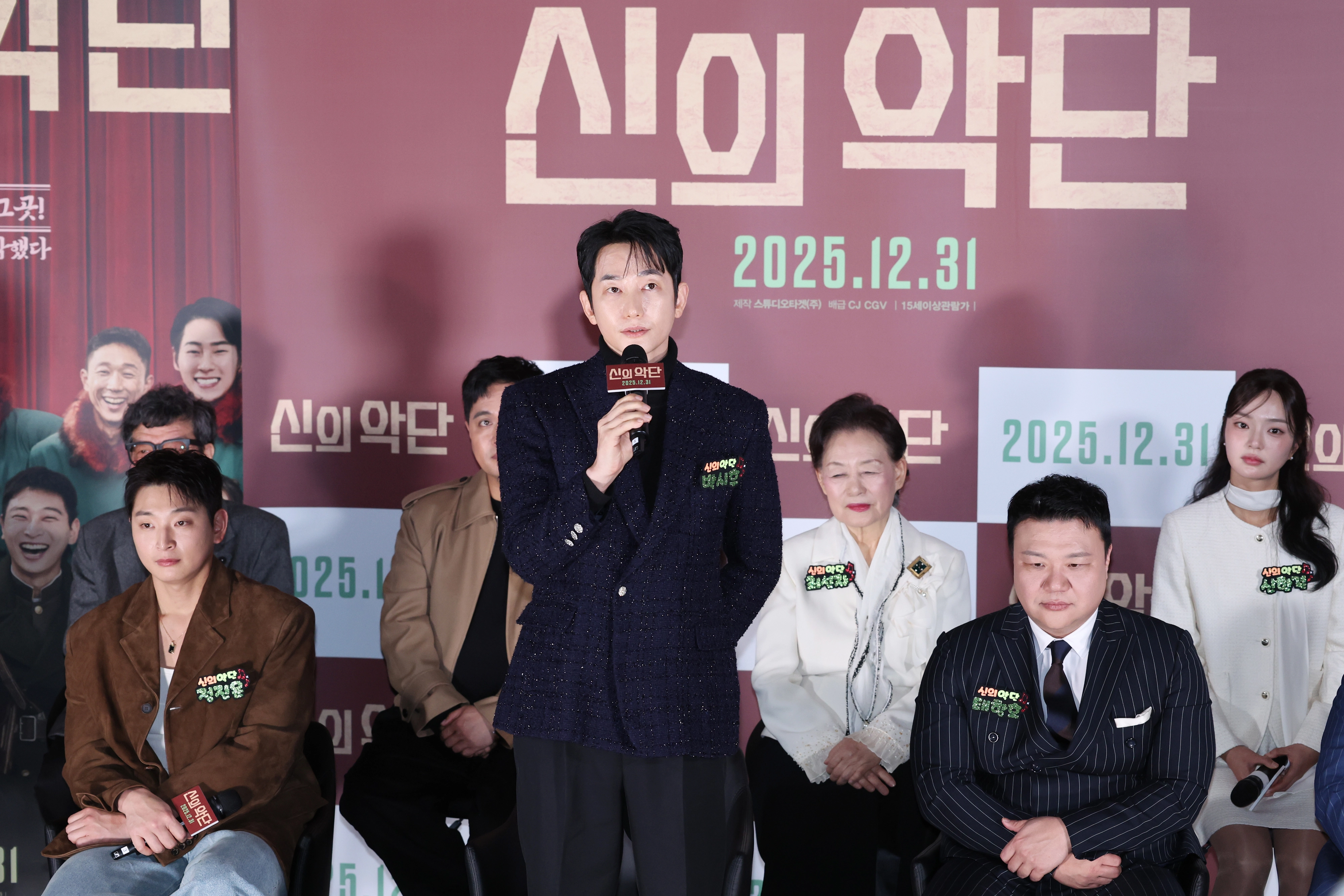 배우 박시후(가운데)가 8일 서울 용산구 CGV용산아이파크몰에서 열린 영화 ‘신의 악단’ 제작보고회에서 자신과 관련한 논란에 대해 입장을 밝히고 있다. 2025.12.8 연합뉴스