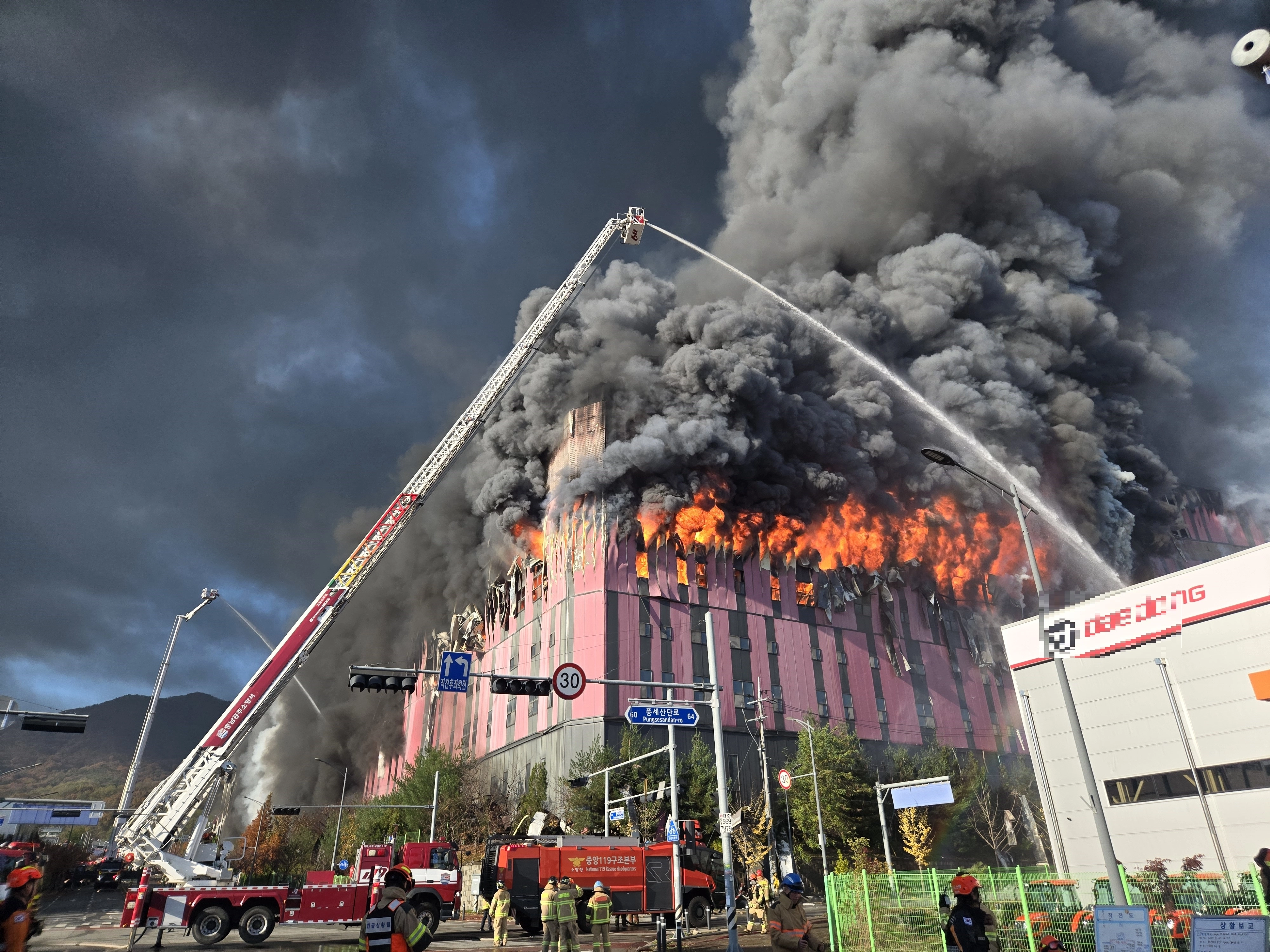 천안 이랜드패선 물류센터 화재 현장. 서울신문DB