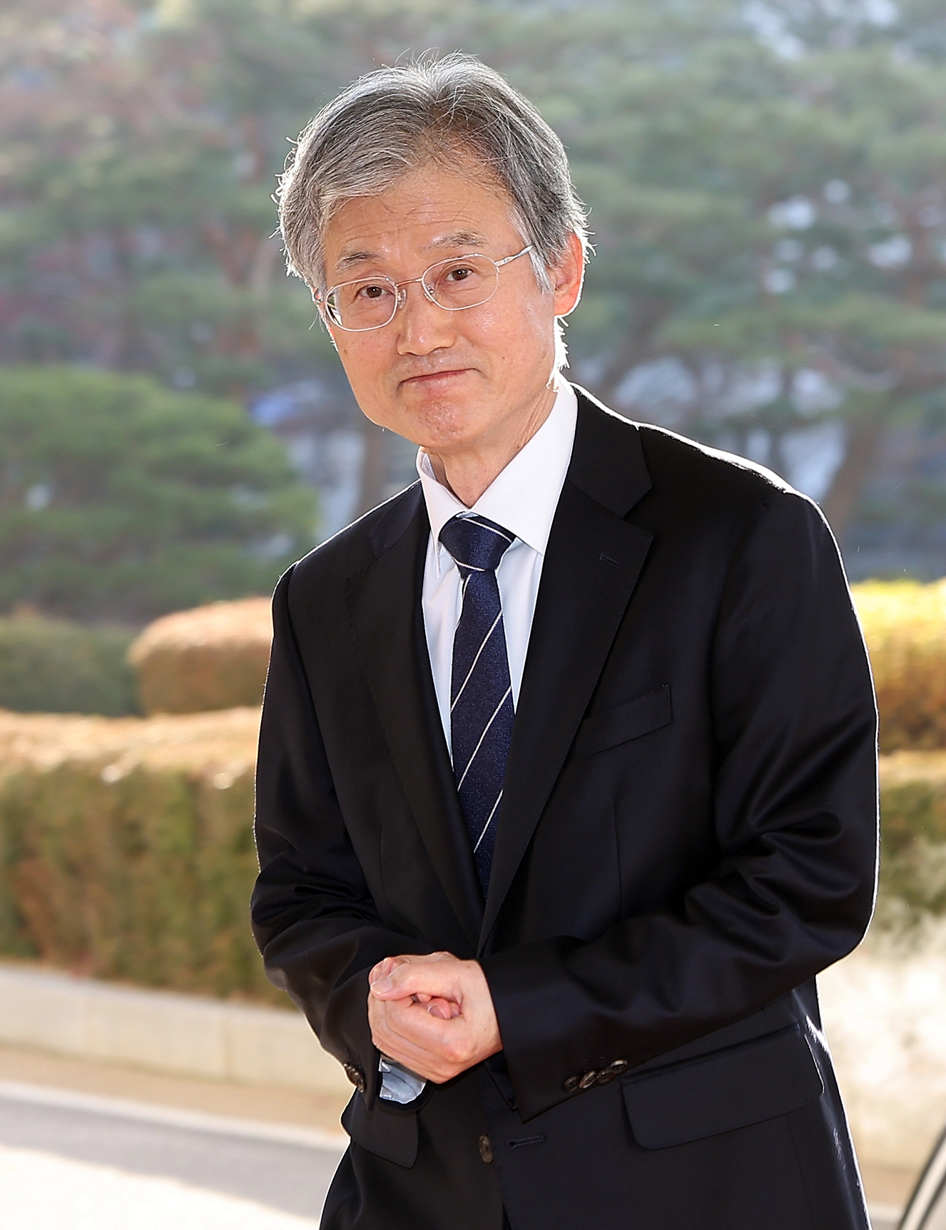 조희대 사법부 어디로…  더불어민주당이 내란전담재판부 설치법과 관련해 속도 조절에 들어간 8일 조희대 대법원장이 서울 서초구 대법원으로 출근하고 있다.
뉴스1