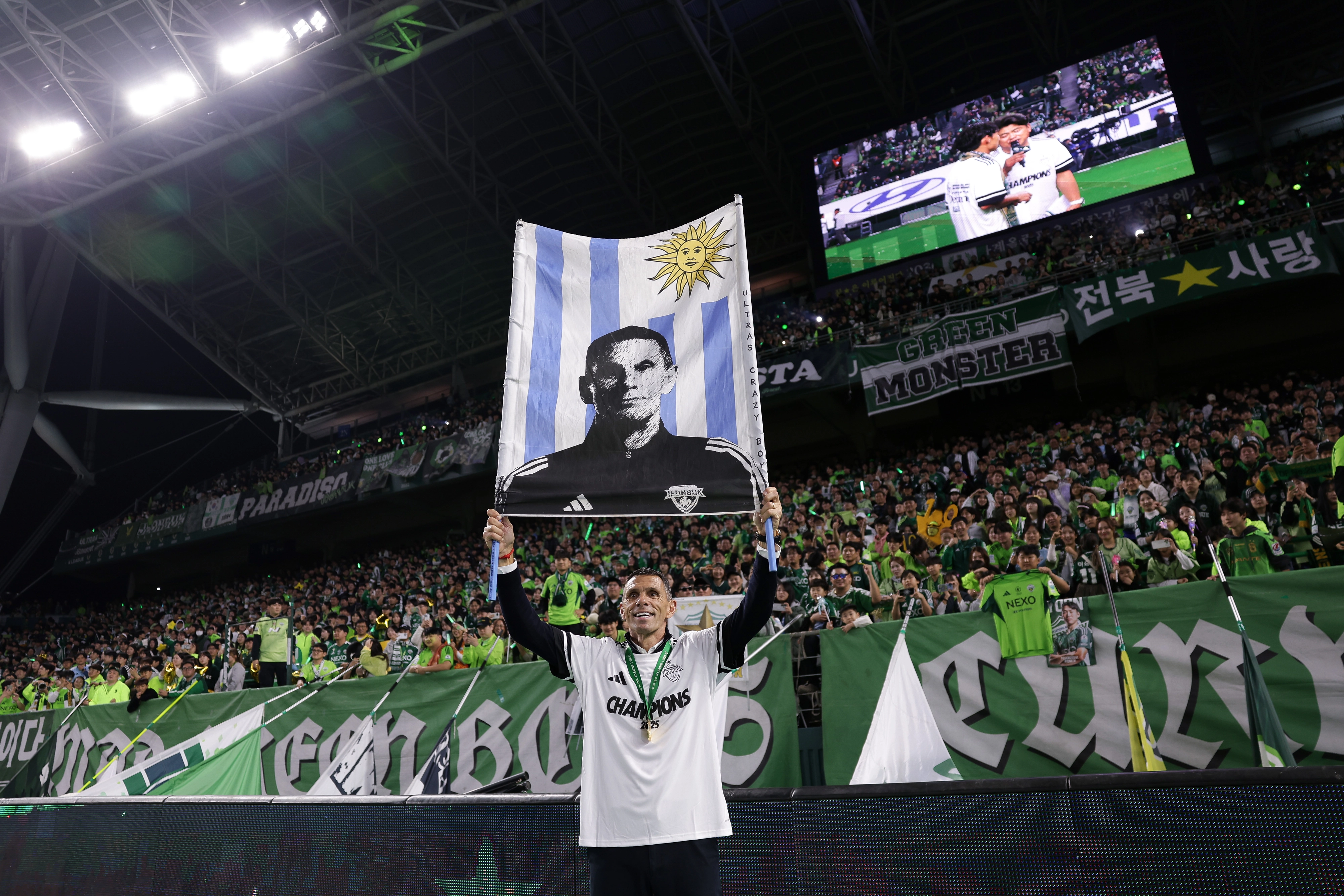 거스 포옛 전북 현대 감독이 지난달 8일 전주월드컵경기장에서 열린 2025 K리그1 대전하나시티즌과의 홈 경기에서 3-1로 승리한 뒤 우승 세레머니를 하고 있다. K리그 제공