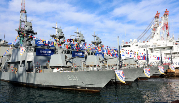 8일 오후 부산 영도구 HJ중공업 영도조선소에서 해군 신형 고속정(PKMR) Batch-Ⅱ 참수리-231·232·233·235호정(1~4번함) 통합 진수식이 열리고 있다. 230t급, 길이 45m인 신형 고속정은 130㎜ 유도로켓, 탐색레이더, 전자광학추적장치 및 76mm 함포를 탑재했다. 이들 고속정은 시운전 기간을 거쳐 내년 8~11월 순차적으로 해군에 인도될 예정이다. 2025.12.8 연합뉴스