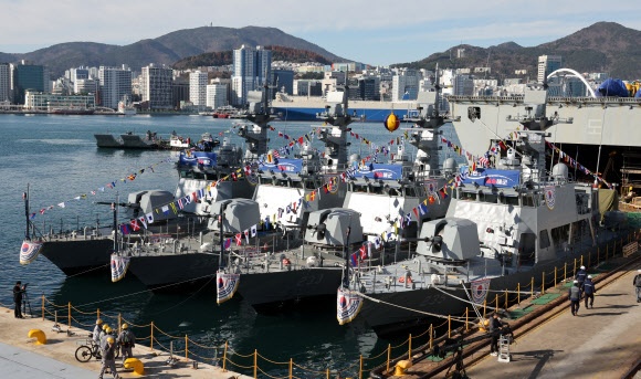 8일 오후 부산 영도구 HJ중공업 영도조선소에서 해군 신형 고속정(PKMR) Batch-Ⅱ 참수리-231·232·233·235호정(1~4번함) 통합 진수식이 열리고 있다. 230t급, 길이 45m인 신형 고속정은 130㎜ 유도로켓, 탐색레이더, 전자광학추적장치 및 76mm 함포를 탑재했다. 이들 고속정은 시운전 기간을 거쳐 내년 8~11월 순차적으로 해군에 인도될 예정이다. 2025.12.8 연합뉴스