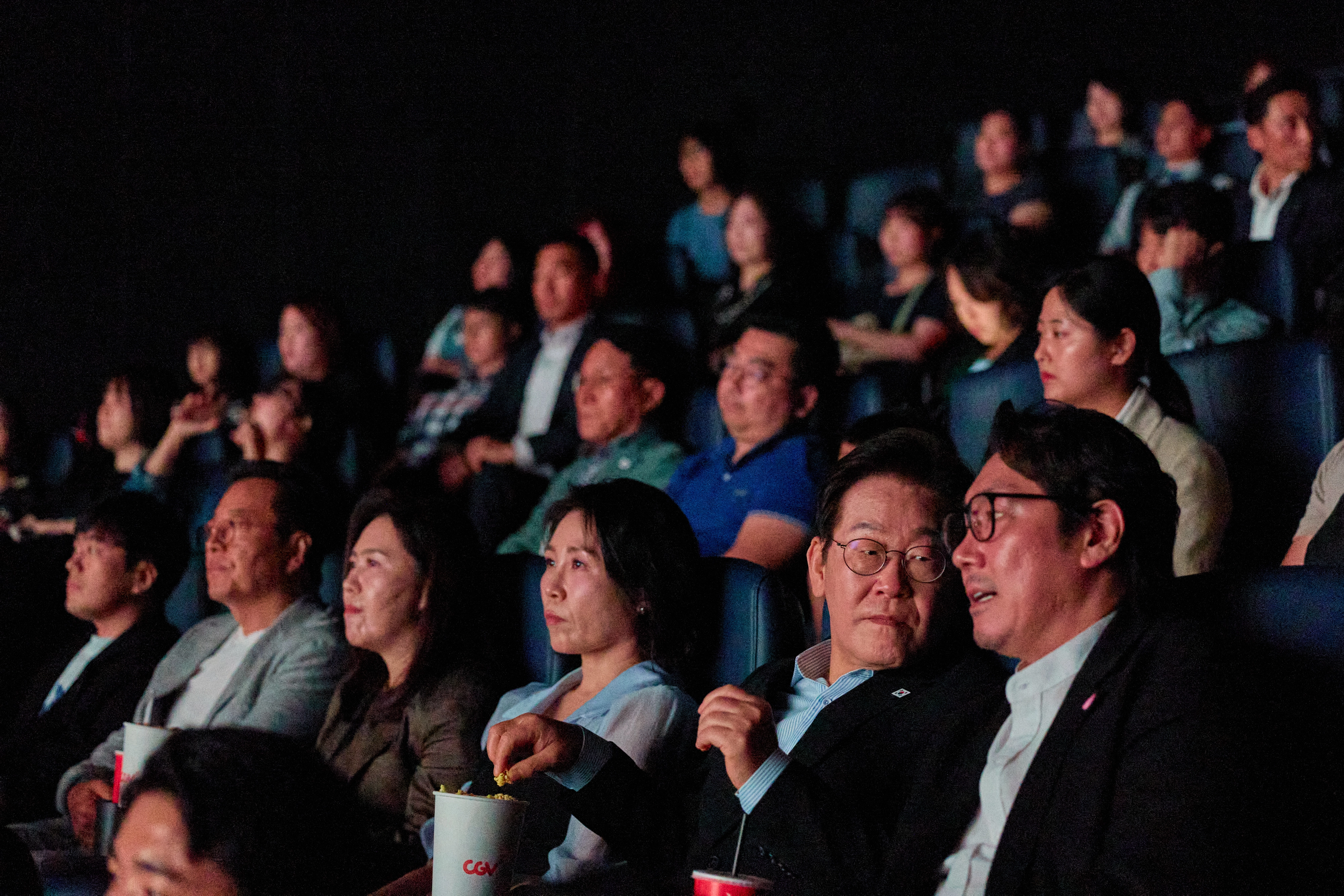 영화 관람하는 이재명 대통령 부부  대통령실은 이재명 대통령과 김혜경 여사가 17일 서울 용산CGV에서 배우 조진웅 씨와 함께 ‘독립군:끝나지 않은 전쟁’ 영화를 관람하는 모습을 18일 SNS에 공개했다. 2025.8.18 이재명 대통령 SNS