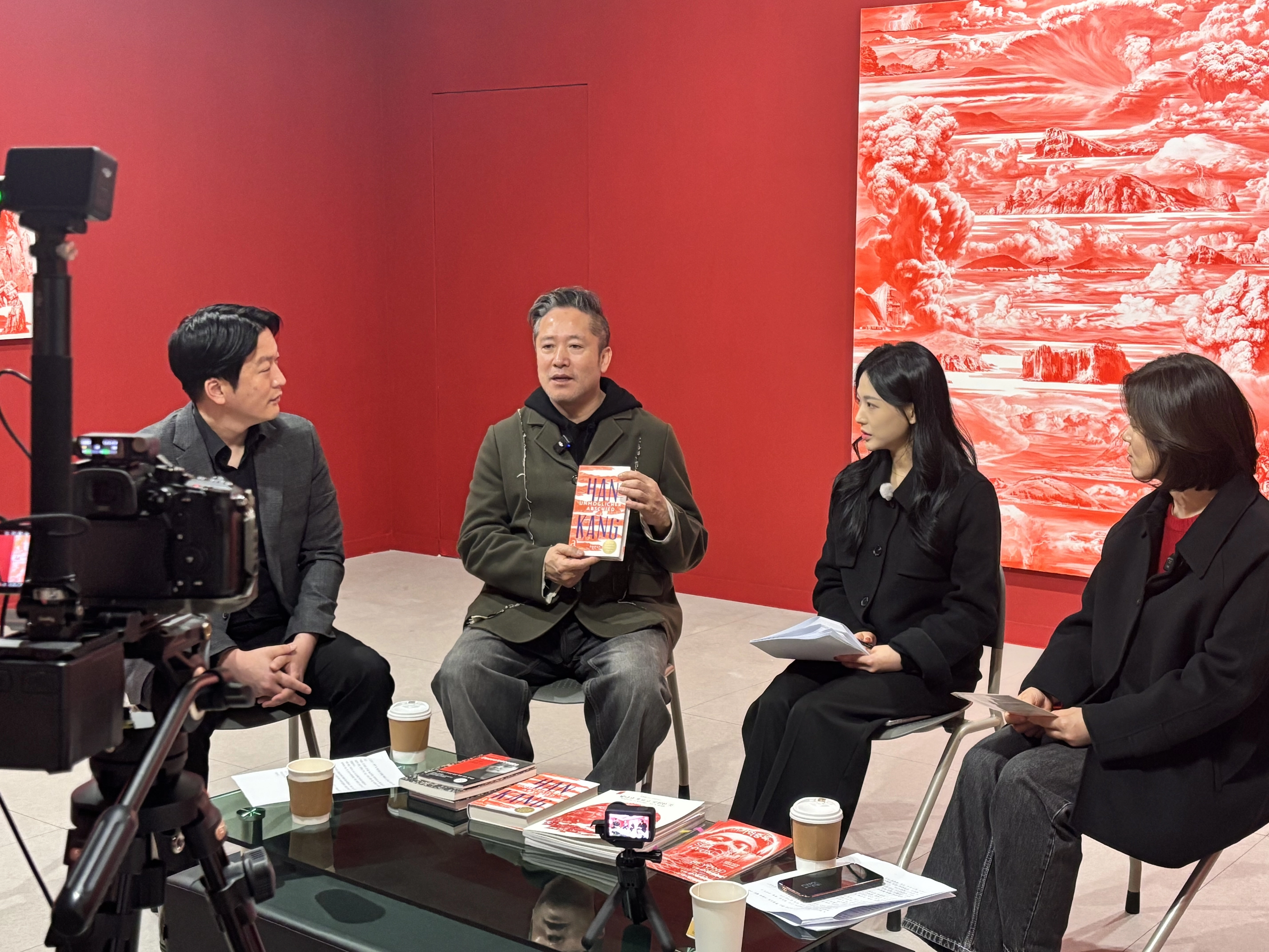 ‘붉은 산수’ 이세현 작가가 10일 광주 동곡뮤지엄 전시 개막을 앞두고 자신의 작품 세계에 대해 설명하고 있다. (동곡뮤지엄 제공)