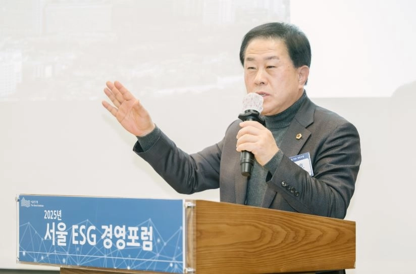 지난 4일 한국프레스센터(20층 프레스클럽홀)에서 열린 ‘2025년 제6회 서울 ESG 경영포럼’에 참석한 김용호 서울시의원이 서울시 지하안전에 대해 발표를 하고 있다.