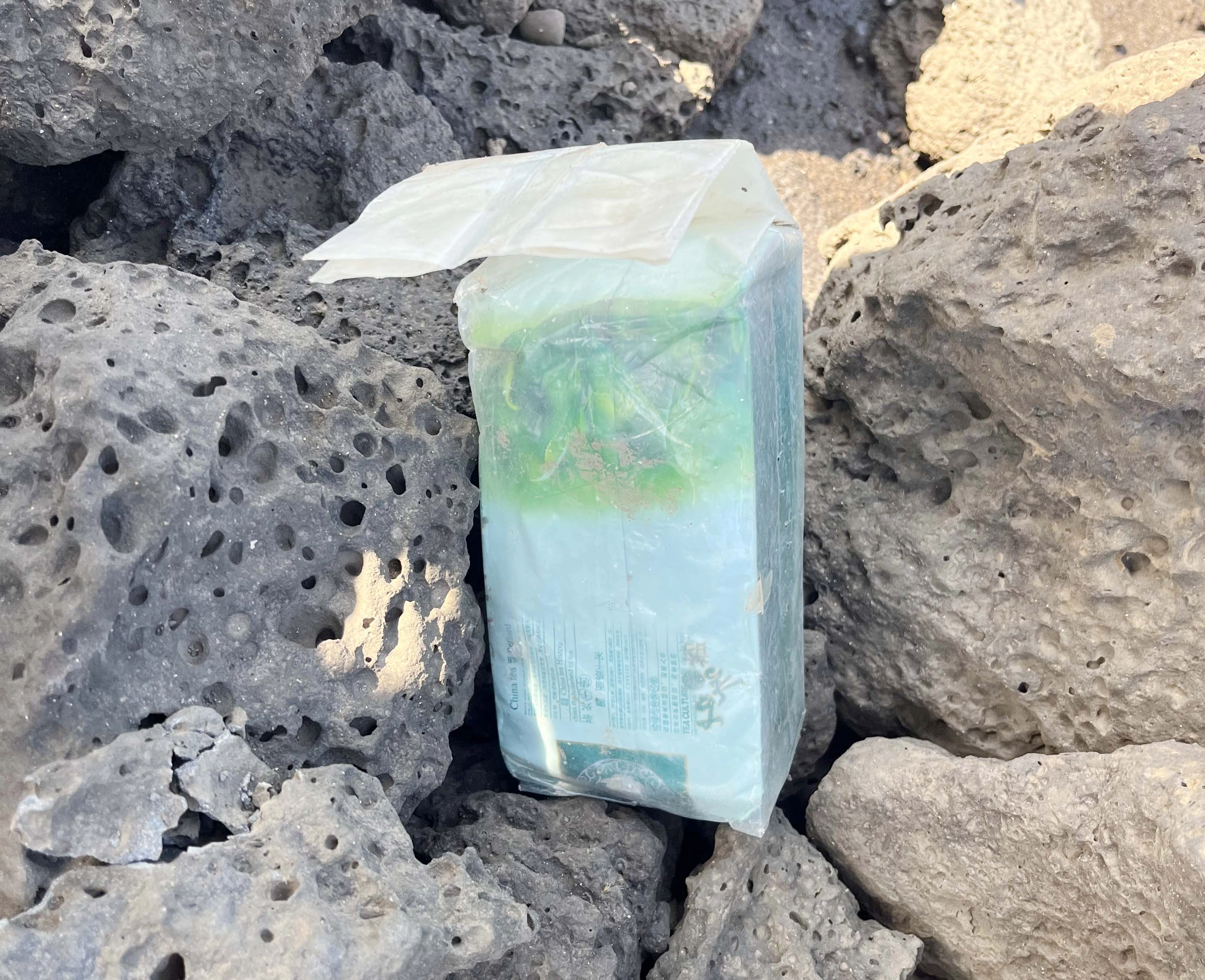 제주 해안서 또다시 차(茶) 봉지 마약 발견  제주도 해안에서 ‘차’(茶) 봉지로 위장한 마약이 또다시 발견됐다. 제주지방해양경찰청은 26일 오전 11시 15분쯤 제주시 구좌읍 하도리 해안가에서 식물 조사 중이던 한 연구원에 의해 우롱차 포장지에 싸인 마약류 의심 물체가 발견됐다는 신고를 접수했다고 밝혔다. 사진은 하도리 해안가에서 발견된 차 봉지 마약. 2025.11.26 제주지방해양경찰청 제공