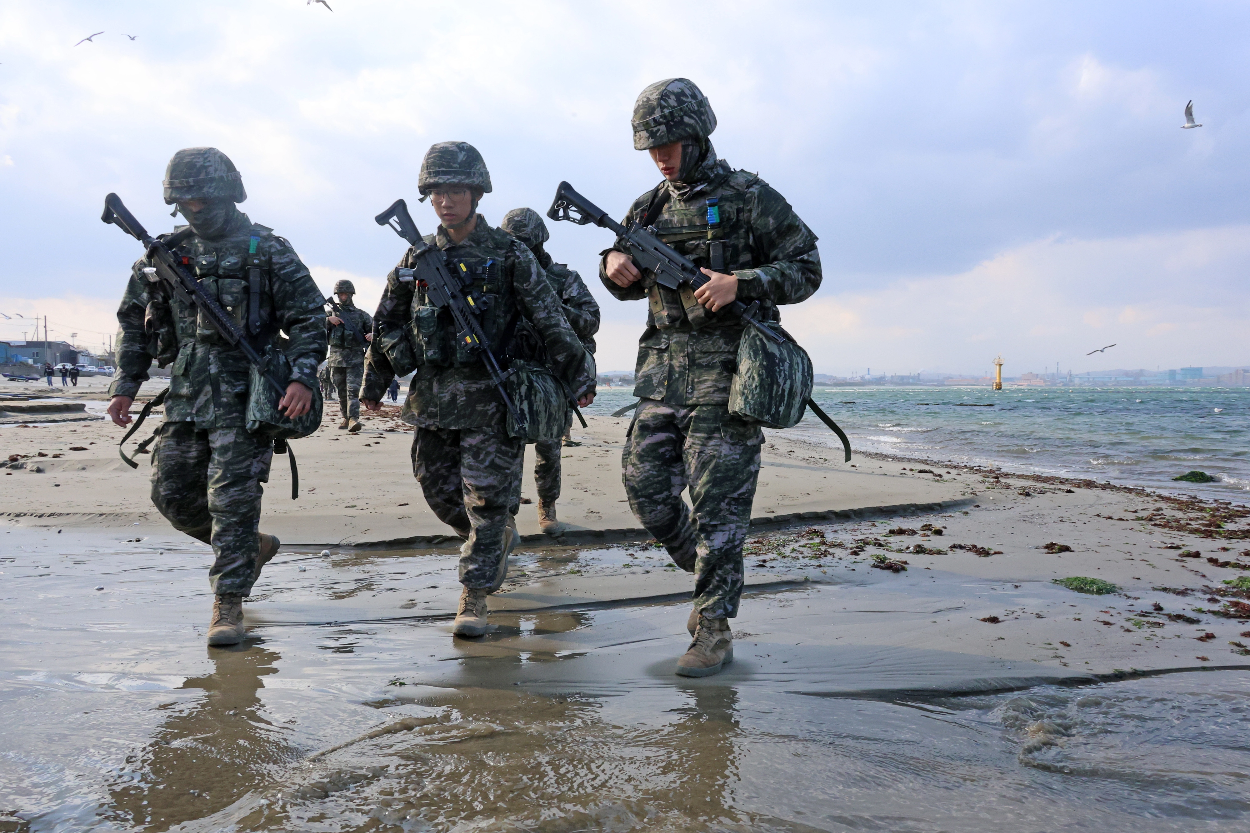 마약 찾는 해병대원  27일 경북 포항시 남구 동해면 해안에서 해병대원들이 마약류를 찾고 있다. 최근 포항 해변에서는 차 봉지에 담긴 마약 케타민이 연이어 발견됐다. 2025.11.27 연합뉴스