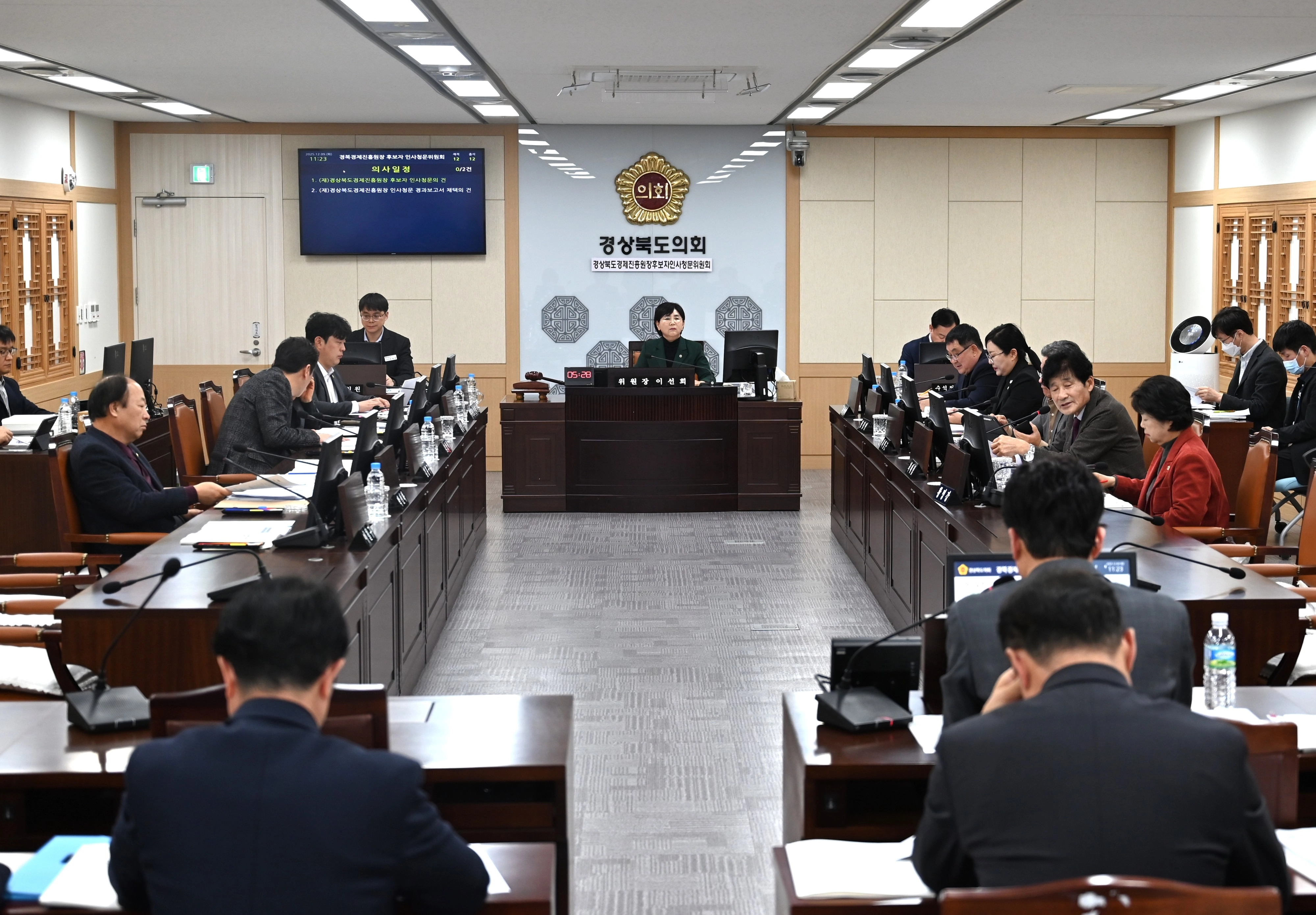 지난 9일 박성수 원장 후보자를 대상으로 인사청문회를 개최한 경북도의회 경북도경제진흥원장 후보자 인사청문위원회(위원장 이선희). 경북도의회 제공