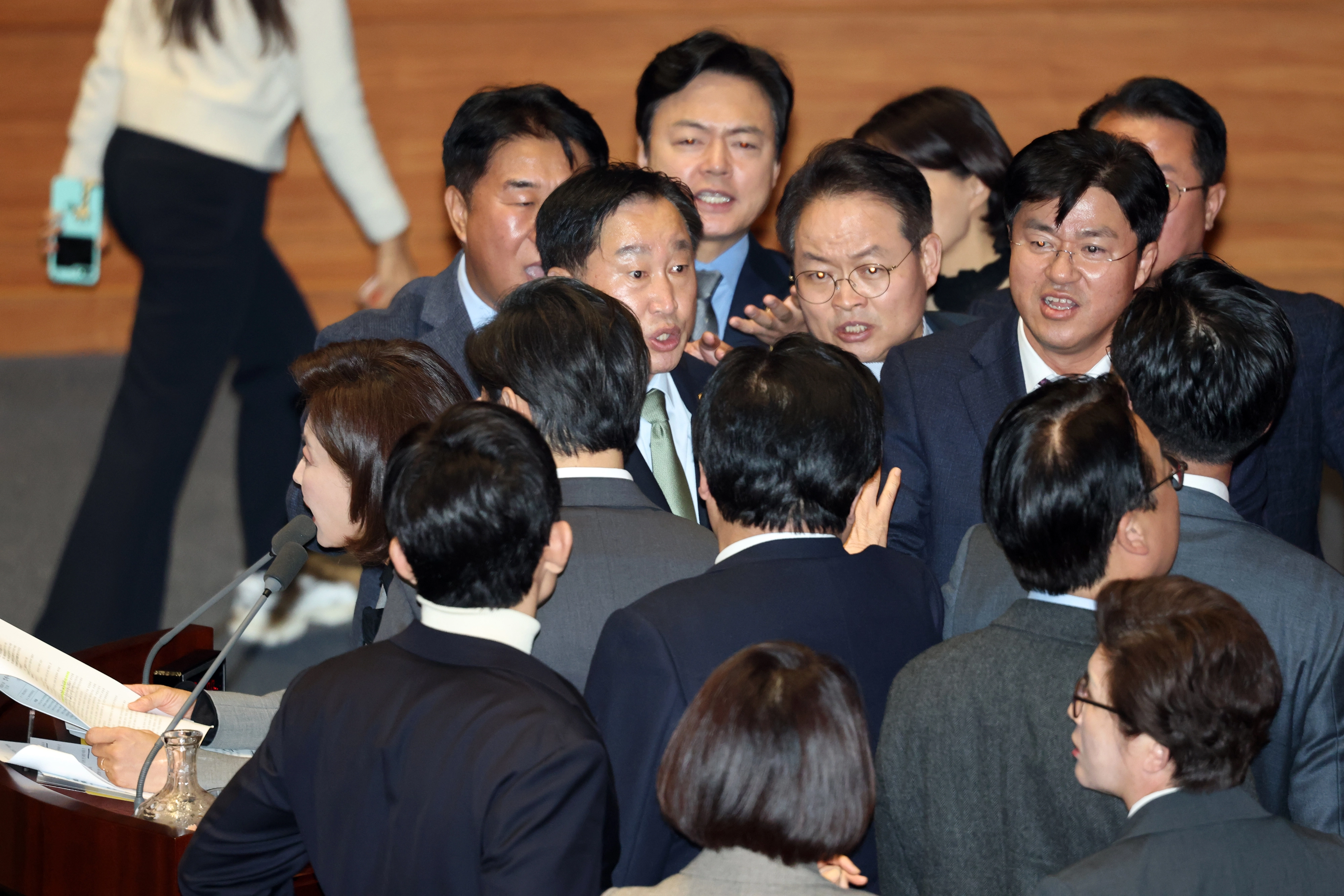의장석 앞에서 얽힌 여야 의원들  9일 서울 여의도 국회에서 열린 제429회국회(정기회) 제16차 본회의에서 나경원 국민의힘 의원이 가맹사업법 개정안에 대한 무제한토론(필리버스터)을 하는 가운데 여야 원내수석을 비롯한 의원들이 의장석 앞에서 실랑이를 벌이고 있다. 2025.12.9 뉴스1