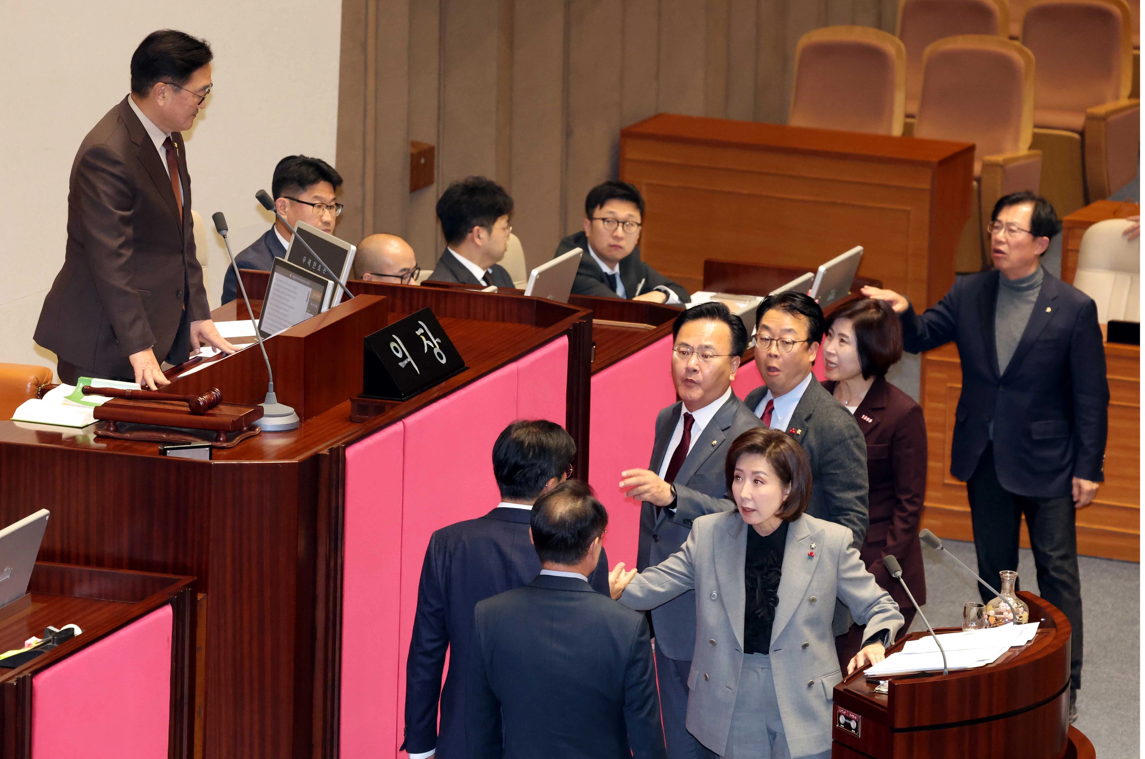 발언대에서 언쟁 벌이는 여야  나경원 국민의힘 의원이 9일 서울 여의도 국회에서 열린 제429회국회(정기회) 제16차 본회의에서 가맹사업거래의 공정화에 관한 법률 일부개정법률안에 대한 필리버스터를 하던 중 의제와는 관련없는 발언을 이어가자 여야 의원들이 나와 언쟁을 벌이고 있다. 2025.12.9 뉴시스