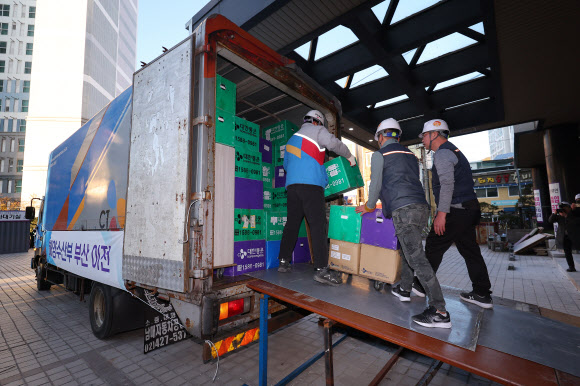 9일 오전 해양수산부 부산청사에 이삿짐이 옮겨지고 있다. 해양수산부가 세종에서 부산으로 이전을 시작했다. 오는 10일부터 해운물류국을 시작으로 부산 청사에서 단계적으로 업무를 개시하며 21일까지 이사를 모두 완료할 예정이다. 2025.12.9 연합뉴스