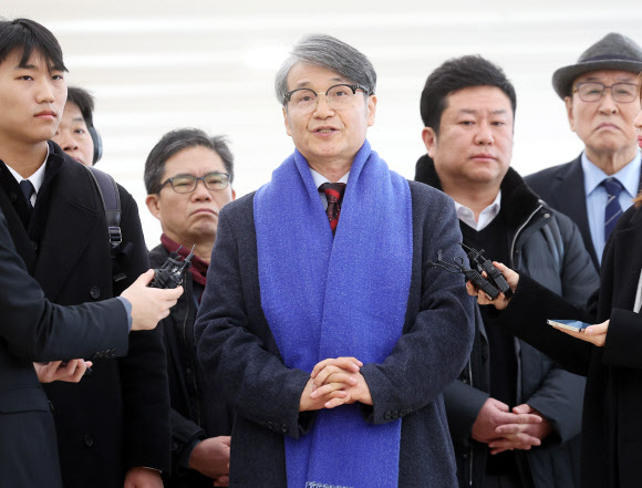 김건희 여사에게 디올백을 선물한 최재영 목사가 9일 서울 광화문 KT 빌딩에 마련된 민중기 특별검사 사무실에 참고인 신분으로 출석하며 취재진의 질문에 답하고 있다. 2025.12.9 연합뉴스