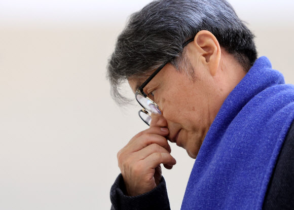 김건희 여사에게 디올백을 선물한 최재영 목사가 9일 서울 광화문 KT 빌딩에 마련된 민중기 특별검사 사무실에 참고인 신분으로 출석하고 있다. 2025.12.9 연합뉴스