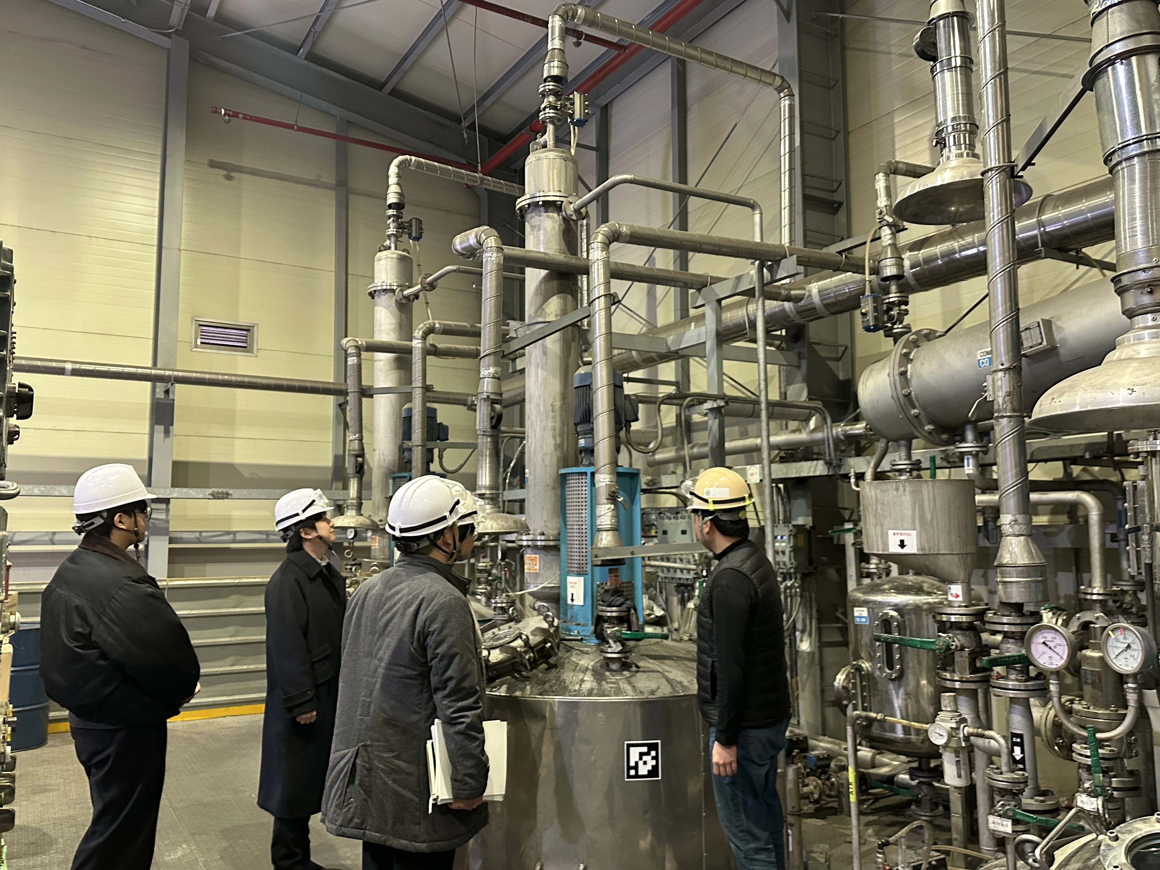 비츠로시스와 울산정보산업진흥원 관계자들이 지난 8일 울산 울주군 온산읍 에이스앤이 공장에서 ‘화학설비 AI 진단·예측 시스템’을 점검하고 있다.
울산정보산업진흥원 제공