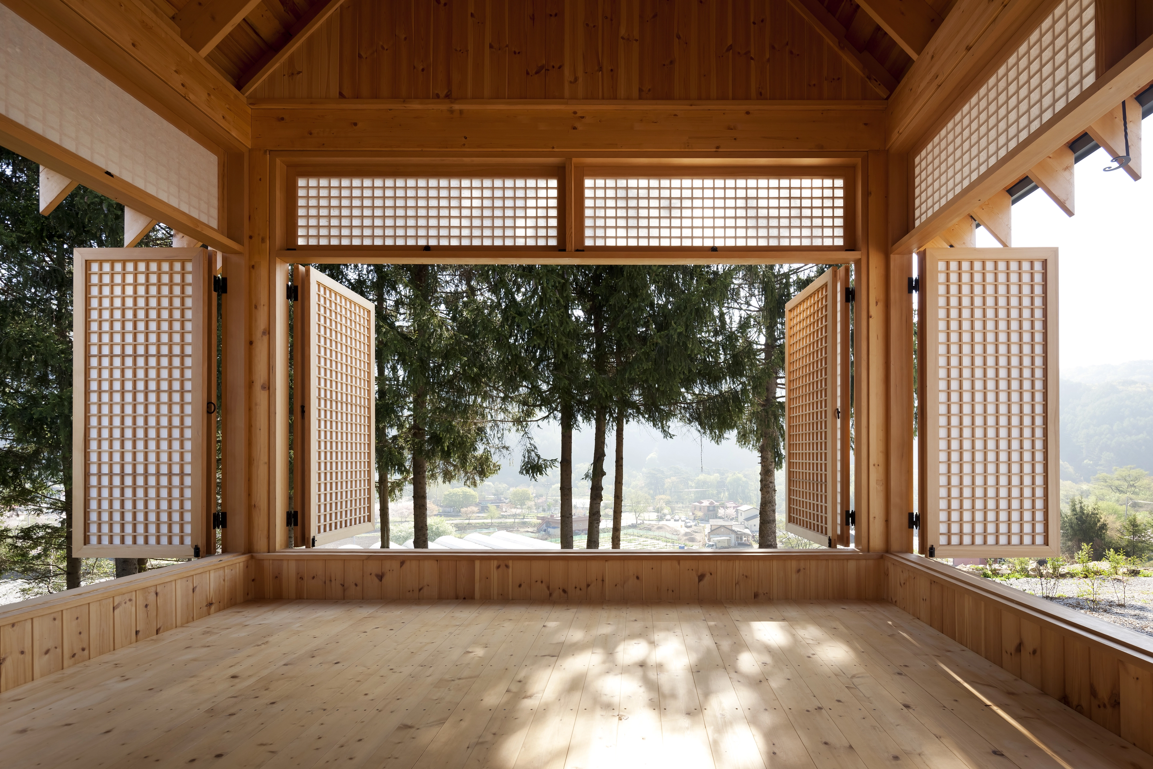 ‘어사재’ 누마루에서 내려다보는 전망은 시원하기 그지없고, 가문비나무들이 사방의 바람을 막아 줘 아늑하다. 박영채 제공